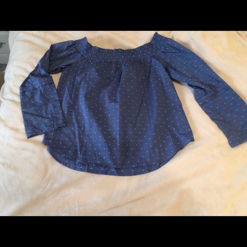 Off should blouse in blue & like dots  NWOT